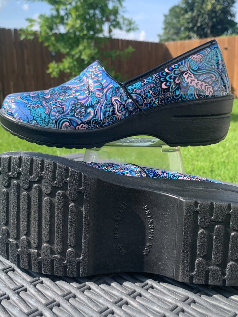 Easy Works by Easy Street Slip Resistant Clogs 8.5 M Blue Purple Paisley Shoes